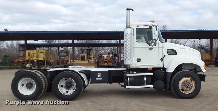 image for item DC7469 2003 Mack CV713 semi truck