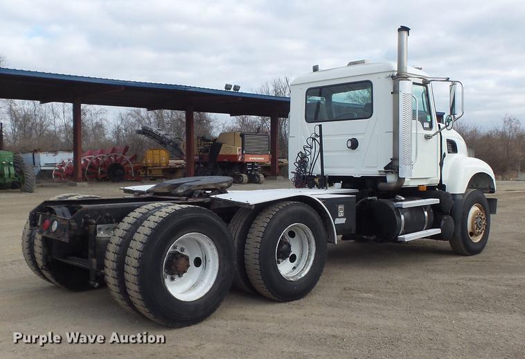 image for item DC7469 2003 Mack CV713 semi truck