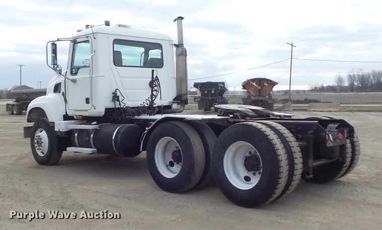 image for item DC7469 2003 Mack CV713 semi truck