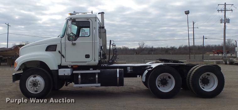 image for item DC7469 2003 Mack CV713 semi truck