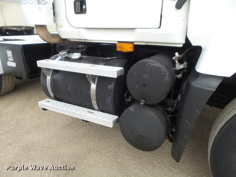 image for item DC7469 2003 Mack CV713 semi truck