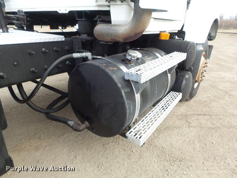 image for item DC7469 2003 Mack CV713 semi truck