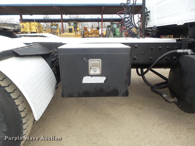 image for item DC7469 2003 Mack CV713 semi truck