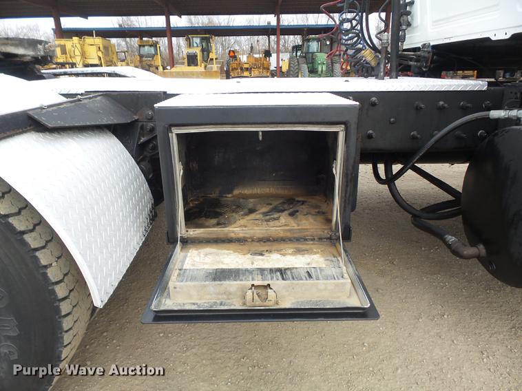 image for item DC7469 2003 Mack CV713 semi truck