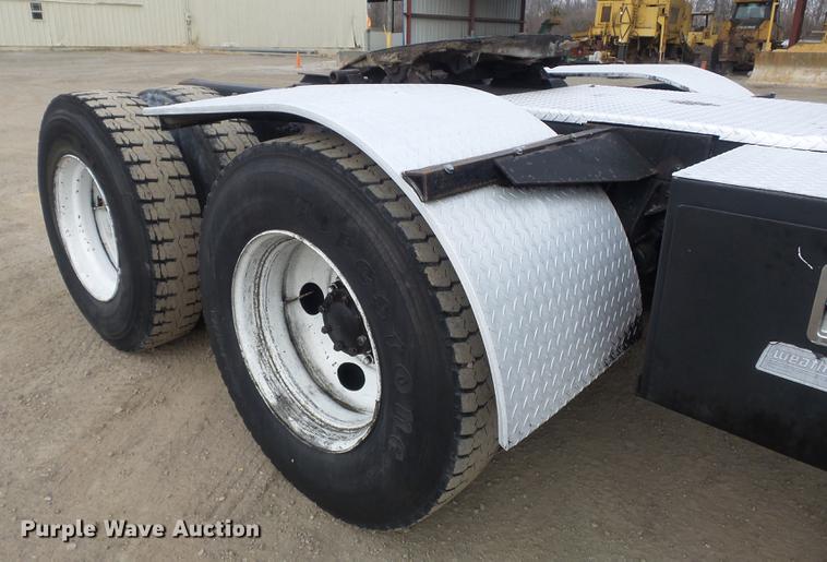 image for item DC7469 2003 Mack CV713 semi truck