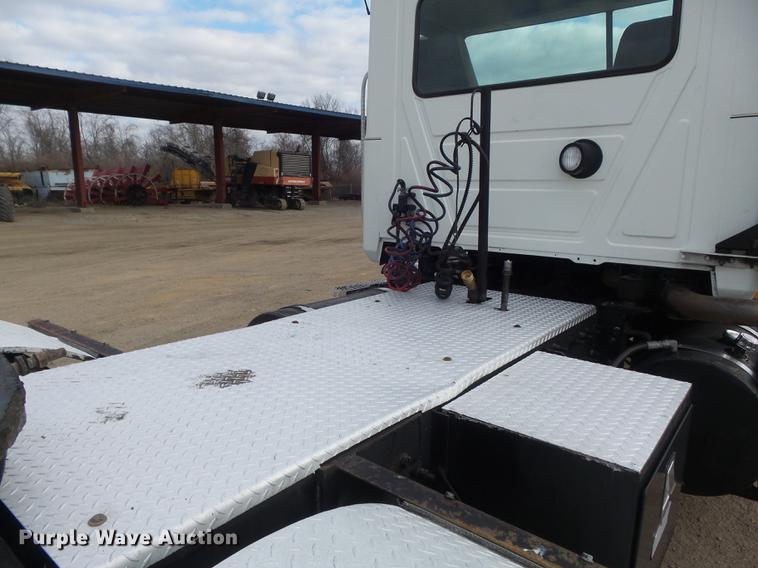 image for item DC7469 2003 Mack CV713 semi truck