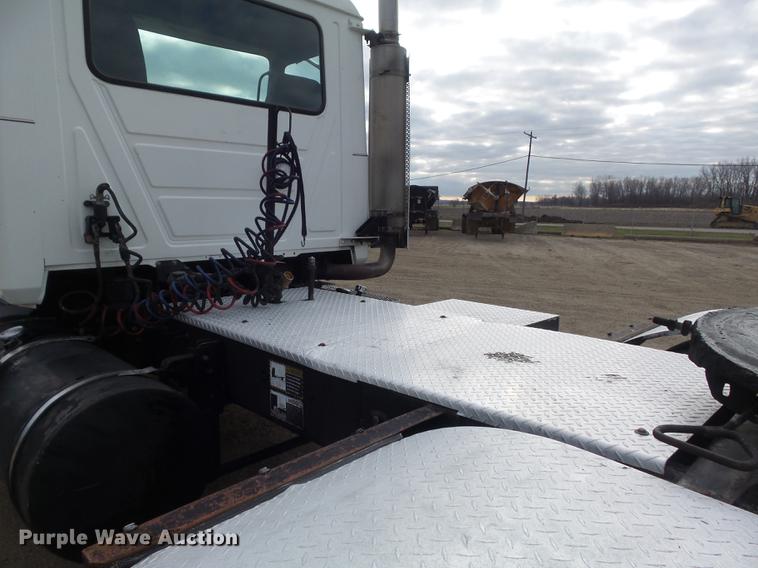 image for item DC7469 2003 Mack CV713 semi truck