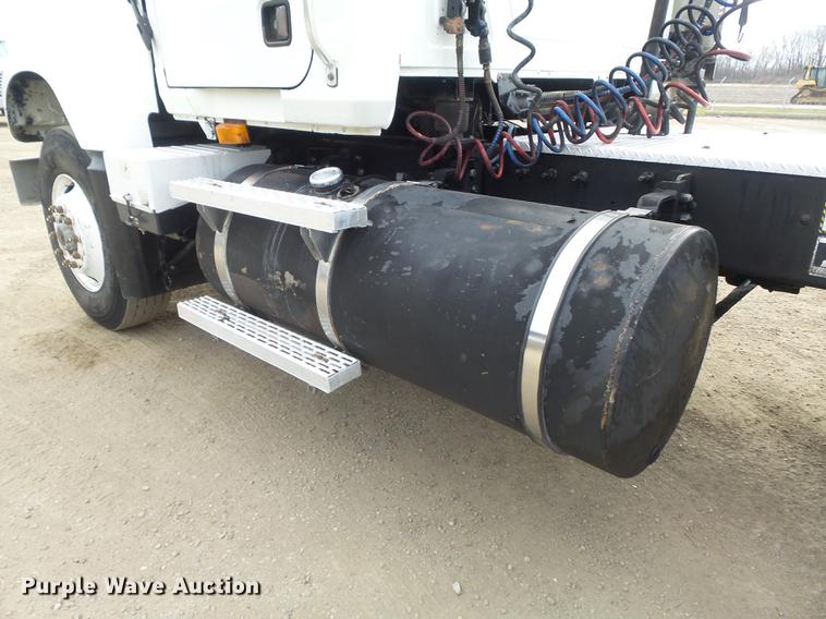 image for item DC7469 2003 Mack CV713 semi truck