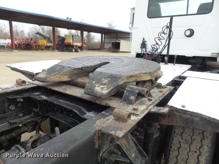 image for item DC7469 2003 Mack CV713 semi truck