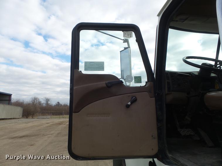 image for item DC7469 2003 Mack CV713 semi truck