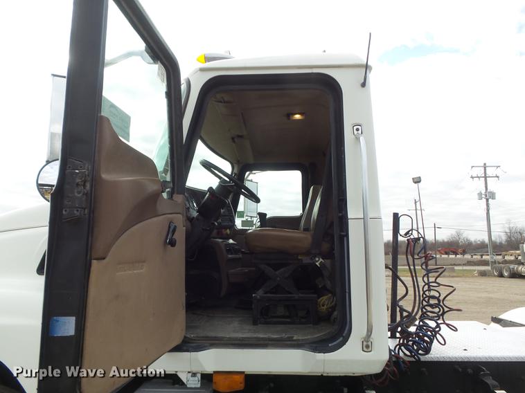 image for item DC7469 2003 Mack CV713 semi truck