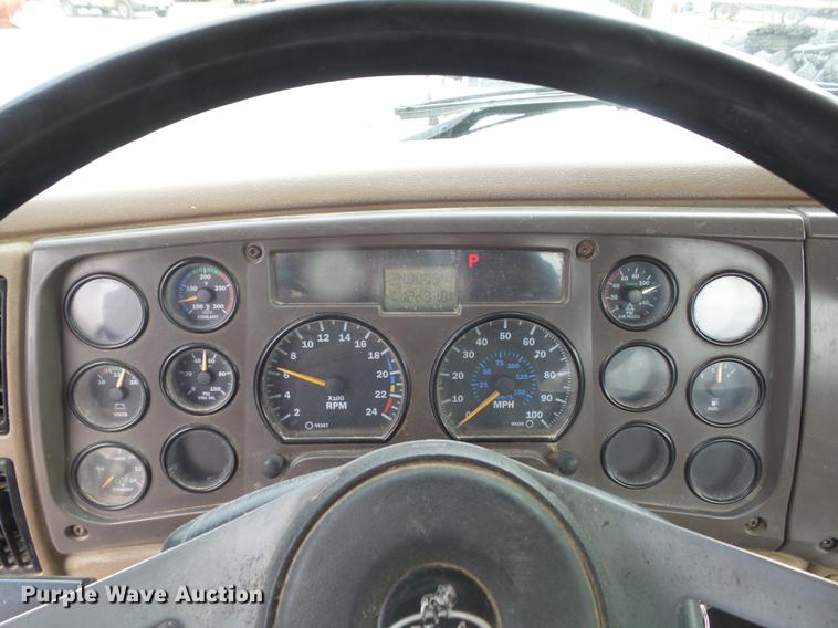 image for item DC7469 2003 Mack CV713 semi truck