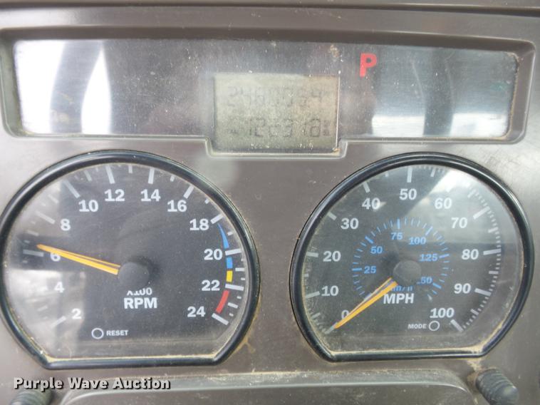 image for item DC7469 2003 Mack CV713 semi truck