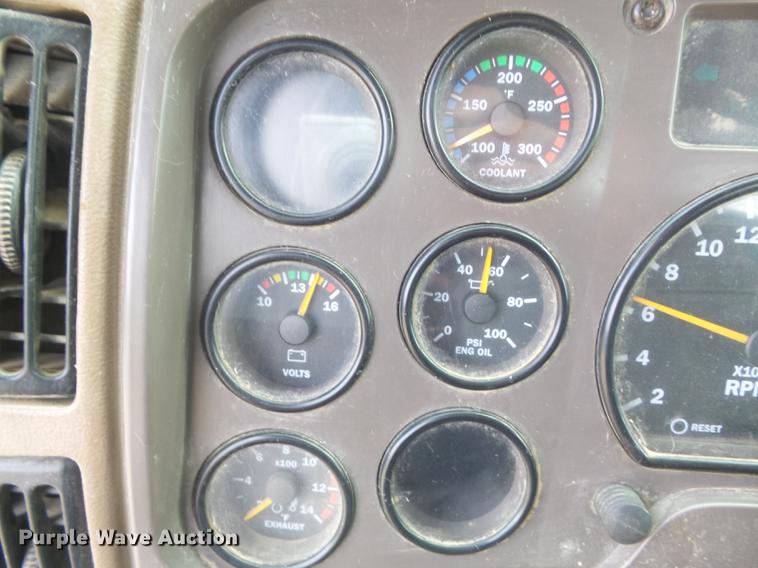 image for item DC7469 2003 Mack CV713 semi truck