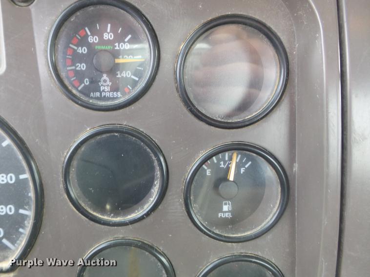 image for item DC7469 2003 Mack CV713 semi truck