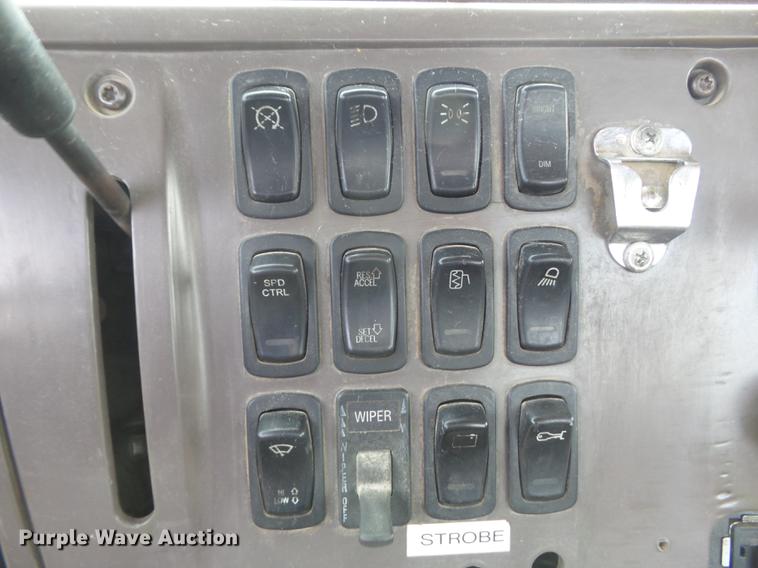 image for item DC7469 2003 Mack CV713 semi truck