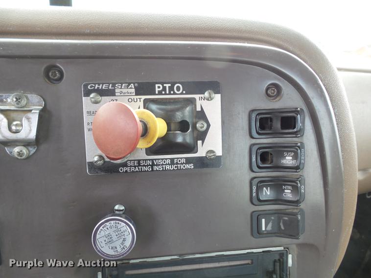 image for item DC7469 2003 Mack CV713 semi truck