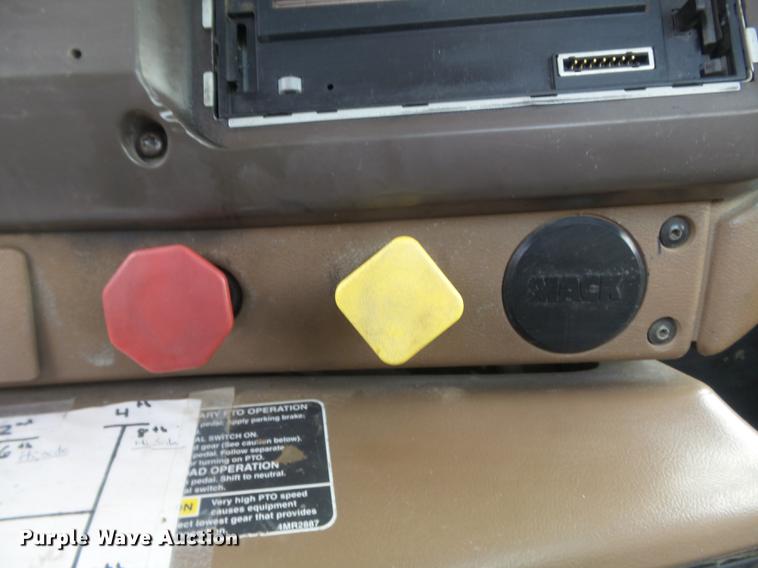 image for item DC7469 2003 Mack CV713 semi truck