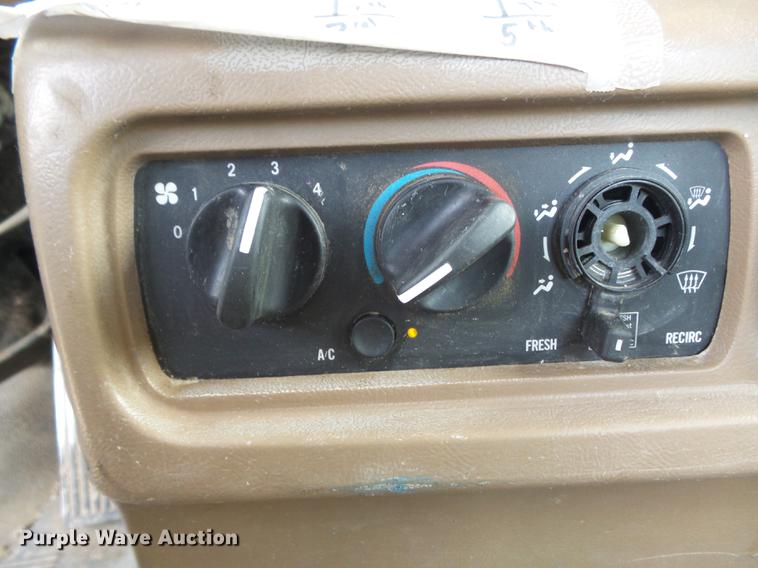 image for item DC7469 2003 Mack CV713 semi truck