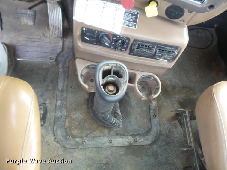 image for item DC7469 2003 Mack CV713 semi truck