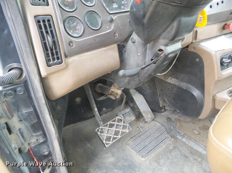 image for item DC7469 2003 Mack CV713 semi truck