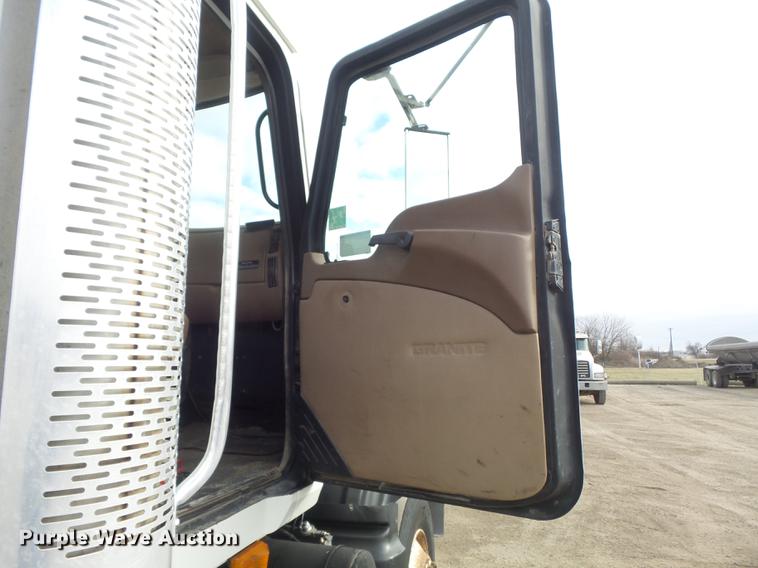 image for item DC7469 2003 Mack CV713 semi truck