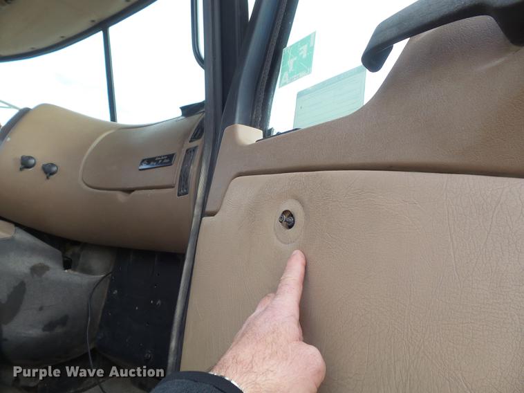 image for item DC7469 2003 Mack CV713 semi truck