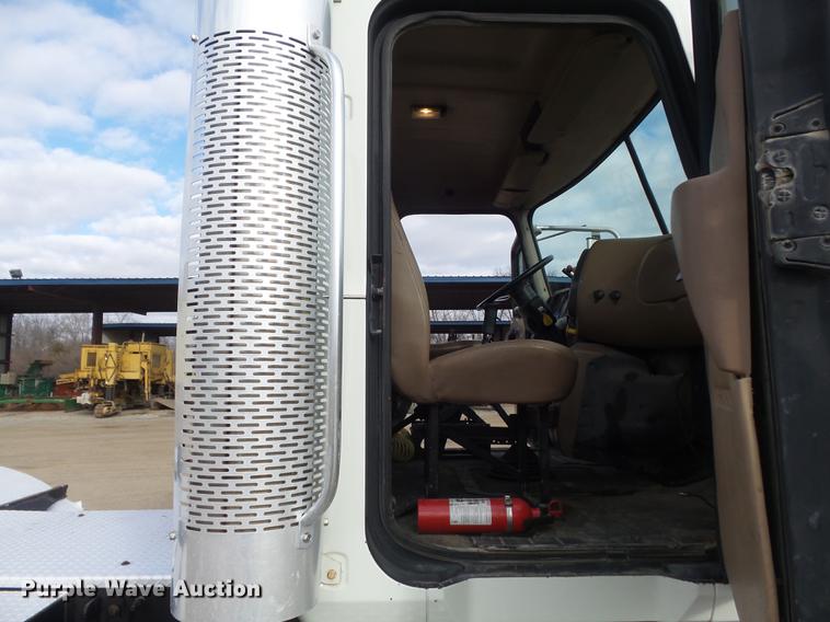 image for item DC7469 2003 Mack CV713 semi truck