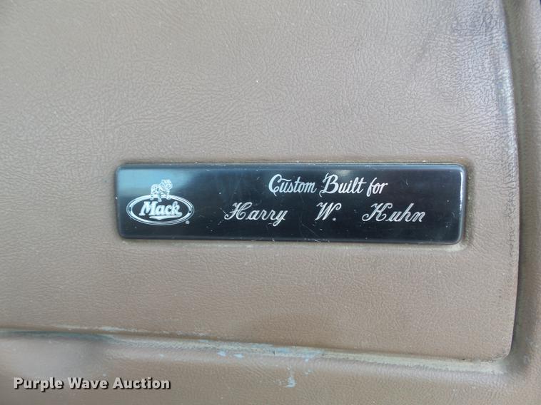 image for item DC7469 2003 Mack CV713 semi truck