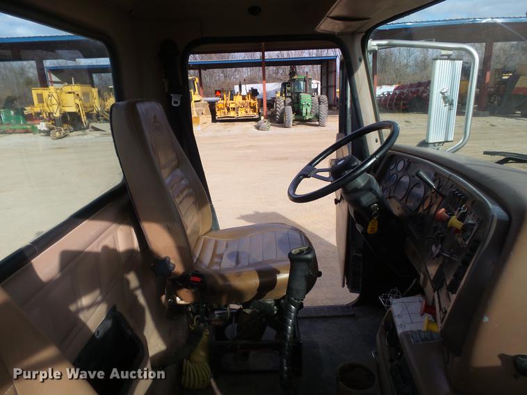 image for item DC7469 2003 Mack CV713 semi truck