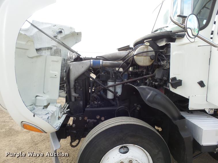 image for item DC7469 2003 Mack CV713 semi truck