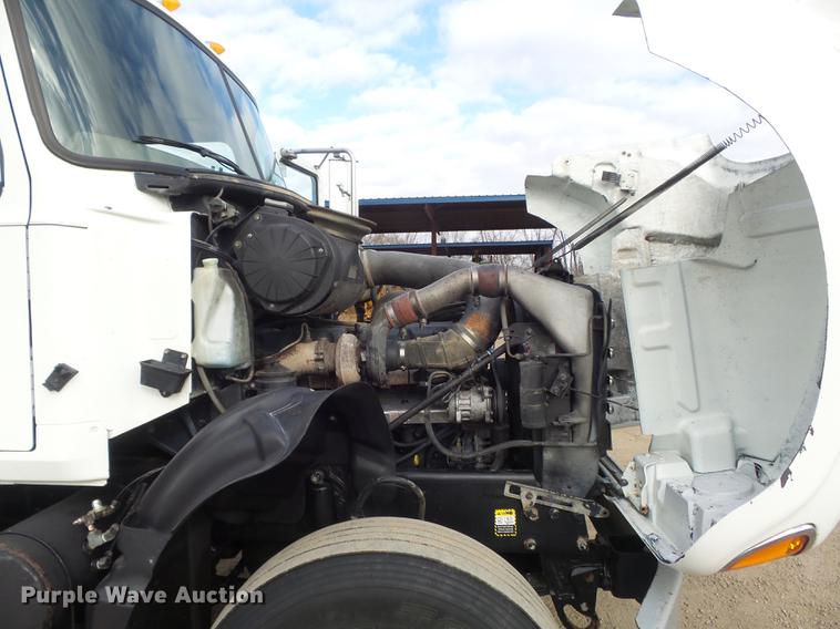 image for item DC7469 2003 Mack CV713 semi truck