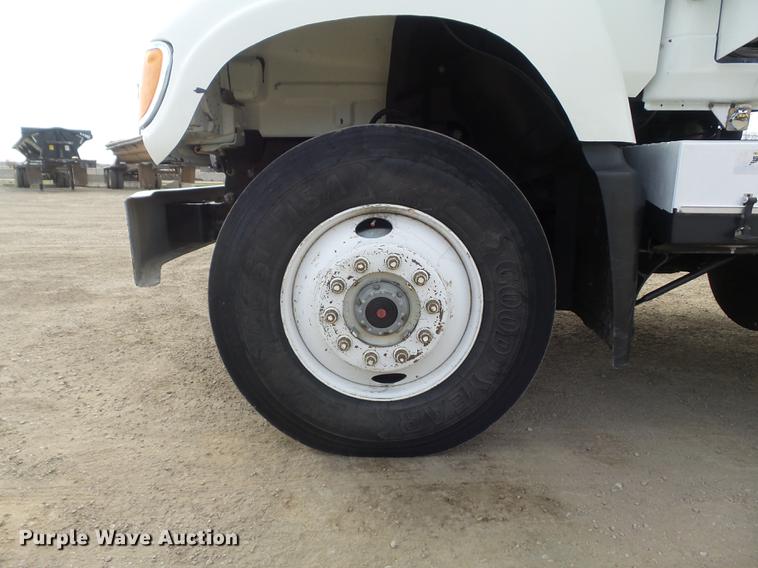 image for item DC7469 2003 Mack CV713 semi truck