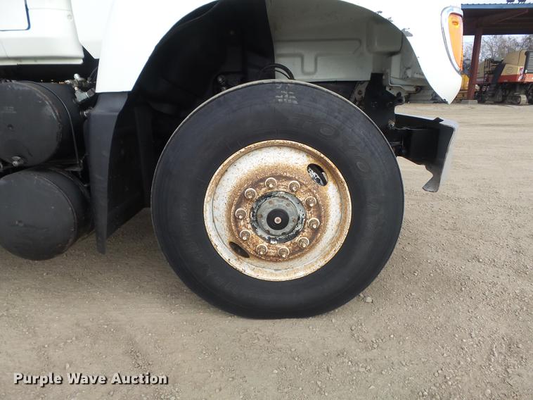 image for item DC7469 2003 Mack CV713 semi truck