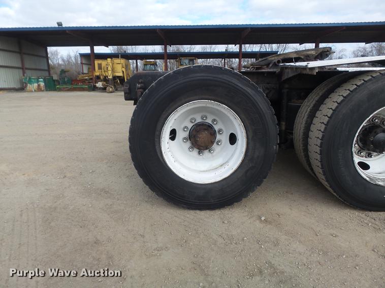 image for item DC7469 2003 Mack CV713 semi truck