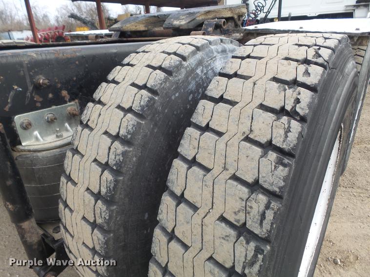 image for item DC7469 2003 Mack CV713 semi truck