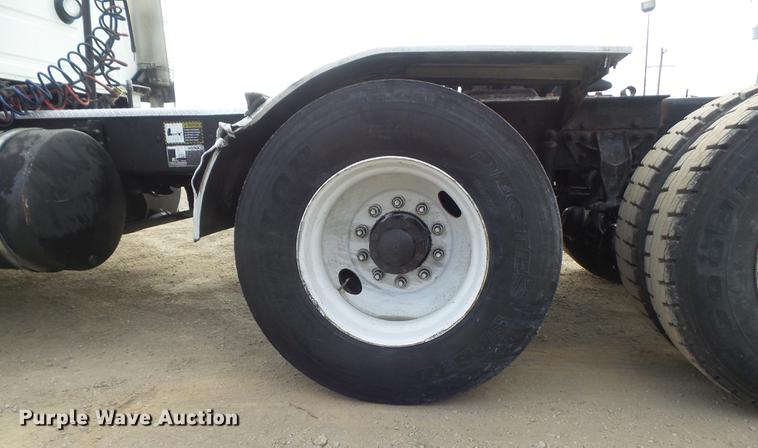 image for item DC7469 2003 Mack CV713 semi truck