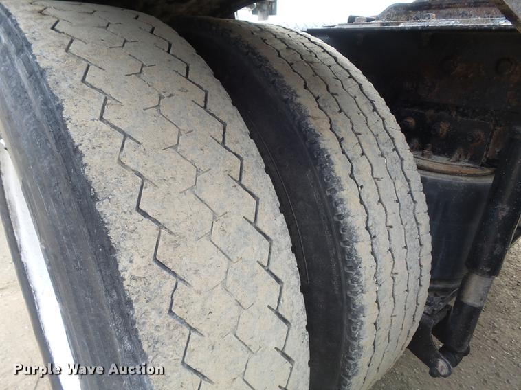 image for item DC7469 2003 Mack CV713 semi truck