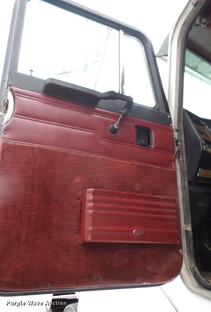 image for item K6293 1989 Peterbilt 377 semi truck