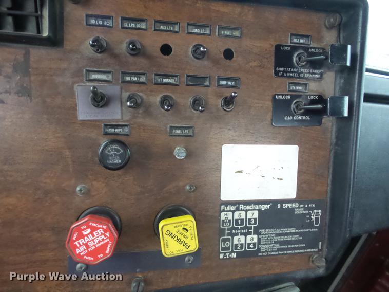 image for item K6293 1989 Peterbilt 377 semi truck