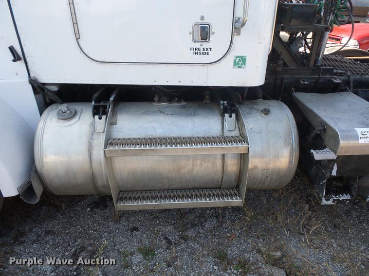 image for item DA0777 1996 Peterbilt 378 semi truck