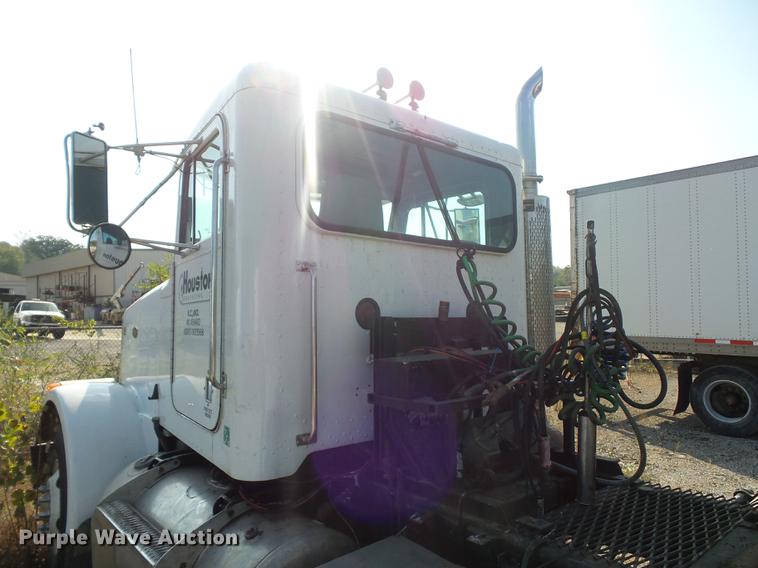 image for item DA0777 1996 Peterbilt 378 semi truck