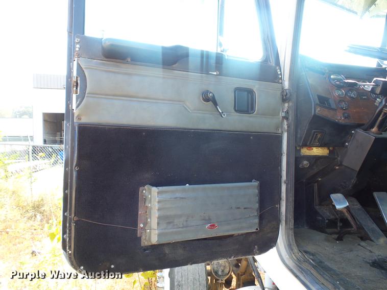 image for item DA0777 1996 Peterbilt 378 semi truck