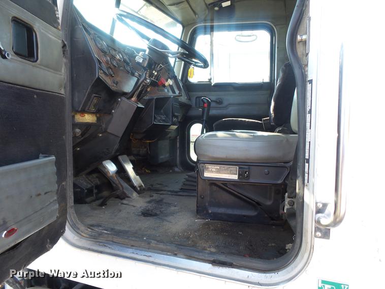 image for item DA0777 1996 Peterbilt 378 semi truck