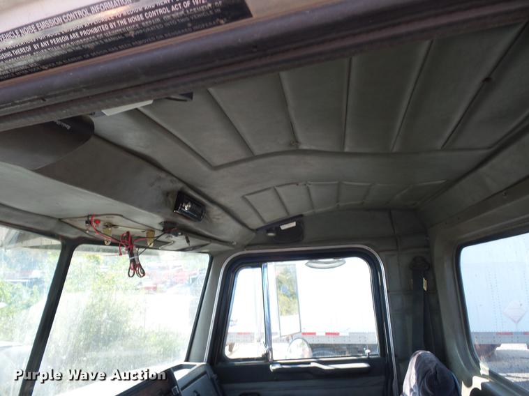 image for item DA0777 1996 Peterbilt 378 semi truck