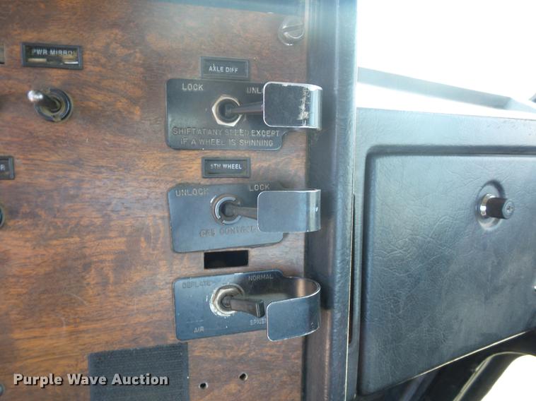 image for item DA0777 1996 Peterbilt 378 semi truck