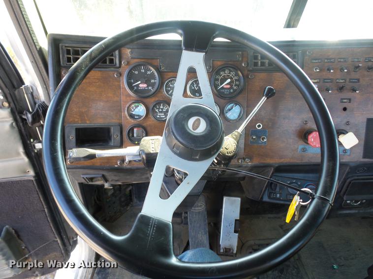 image for item DA0777 1996 Peterbilt 378 semi truck