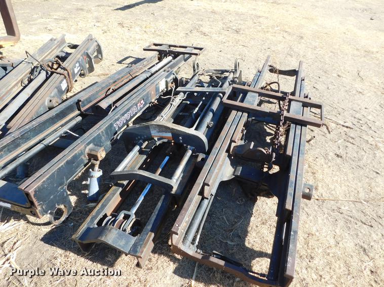 image for item DC8436 Approximately 7 forklift masts