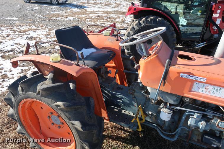 image for item DD9544 Kubota L2000 tractor