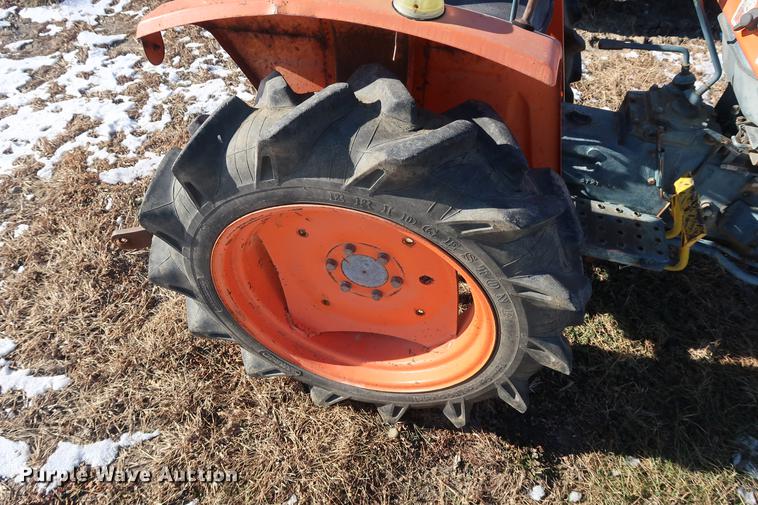 image for item DD9544 Kubota L2000 tractor